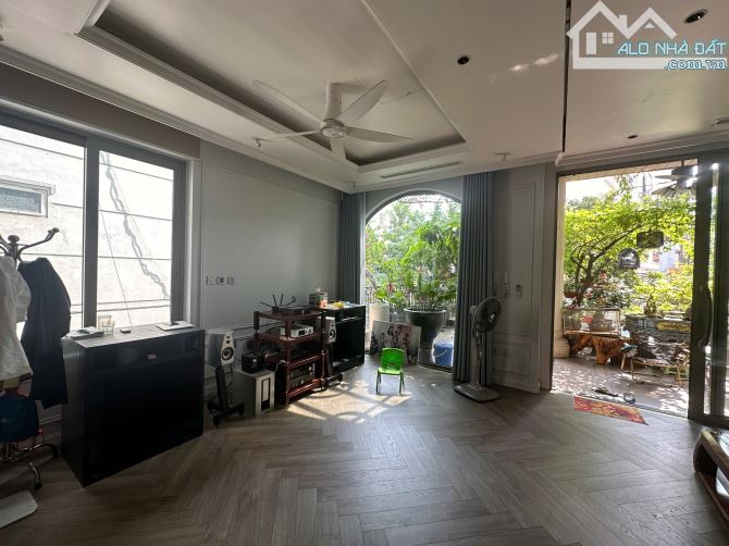 Bán BT quận ủy Tây Hồ giáp khu Vườn Đào, ô tô ra vào dừng đỗ ngày đêm, view mặt Hồ Tây, DT - 5