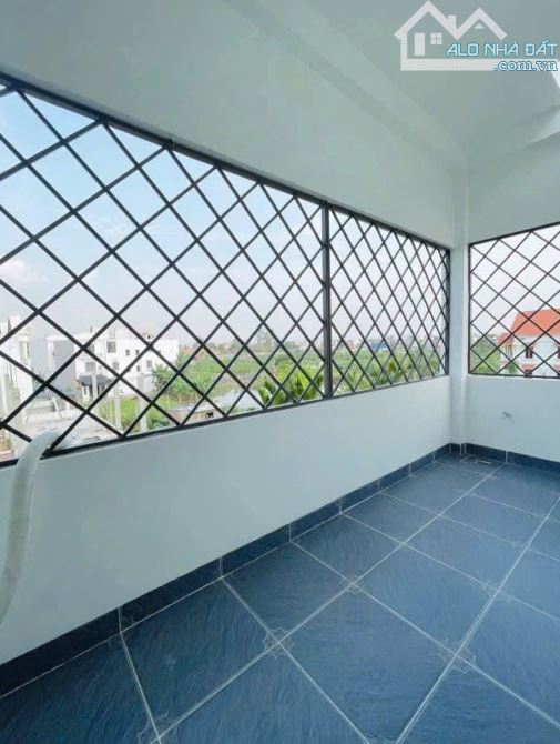 Siêu phẩm 3 tầng Độc Lập cực đẹp gần ngay chợ Minh Kha có sân cổng riêng - 5