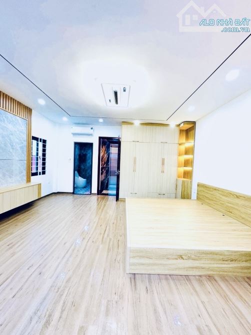 Bán Nhà Dân Xây Nguyễn Văn Cừ 6 Tầng - Thang Máy - Ô Tô Đỗ Ngay Sát - 3 Thoáng - 5