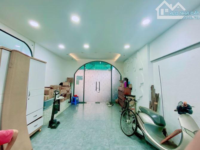 Bán nhà Mặt tiền Nguyễn Ngọc Lộc. Q10. Ngang 6M hiếm. Cấp 4 phù hợp xd mới. 29 tỷ TL - 5