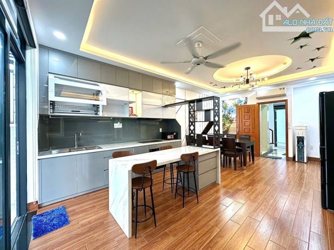 Siêu phẩm 8 tầng ngay hẻm VIP 666 đường 3/2. Hầm. Sân thương. Thang máy. 8PN rộng. Giá TL - 5