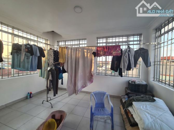 NHÀ 4 TẦNG XÂY ĐỘC LẬP CHẮC CHẮN CÓ SÂN CỔNG, CÓ KHE THOÁNG MÁT ĐƯỜNG CHỢ HÀNG - 5