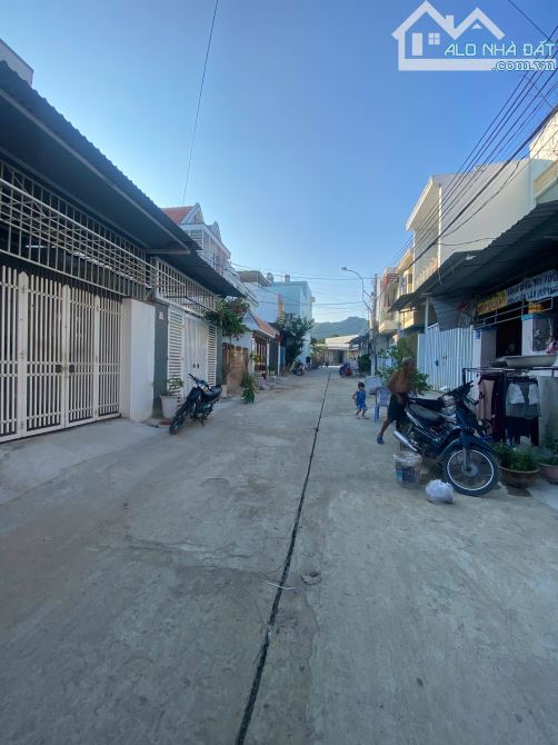 Bán nhà hòn xện còn mới 90%, có 3 phòng ngủ , đường thông 7m gần công viên, gần biển 1km - 5