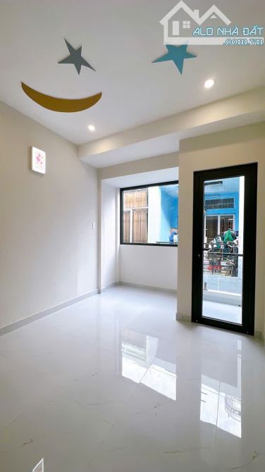 Sát mặt tiền Hoàng Diệu Q4  Diện tích sử dụng 70m2 HƠN 4 TỶ - 5