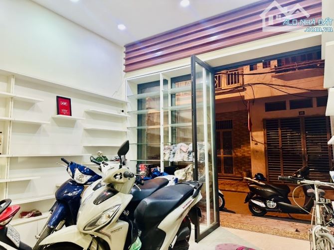 BÁN NHÀ PHỐ KIM ĐỒNG - VỈA HÈ - Ô TÔ TRÁNH - NGÕ THÔNG - DT 50M x 4 TẦNG. GIÁ BÁN 16.3 TỶ - 5