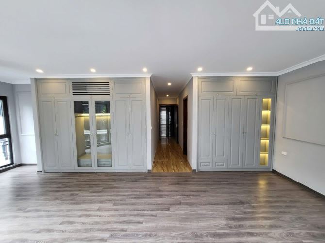 BÁN TOÀ VĂN PHÒNG NGUYÊN HỒNG 90m2 - 8T THANG MÁY - MT 17m - 54.5 TỶ -  LÔ GÓC - DÒNG TIỀN - 5