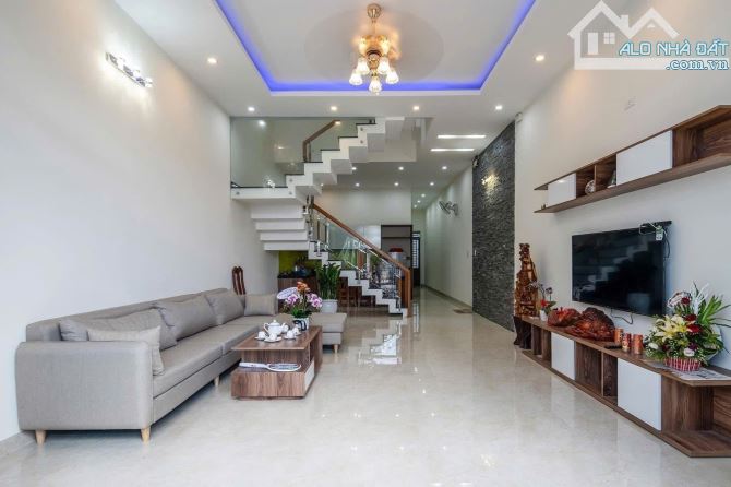 Bán nhà ngay Võ Văn Tần, Quận 3. Giá: 3 tỷ 530tr, 1 trệt 1 lầu, đường ô tô 6.5m - 6