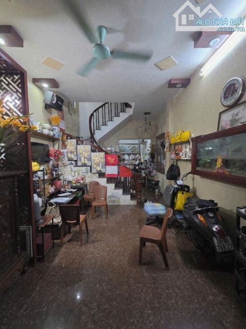 BÁN NHÀ PHỐ CẦU GIẤY 38m2 8.7ty NỞ HẬU - GẦN PHỐ - 3 GÁC VÀO NHÀ - DÂN XÂY CHẮC CHẮN - 6