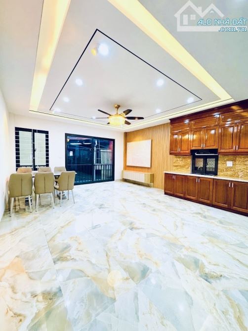 Bán Nhà Dân Xây Nguyễn Văn Cừ 6 Tầng - Thang Máy - Ô Tô Đỗ Ngay Sát - 3 Thoáng - 6
