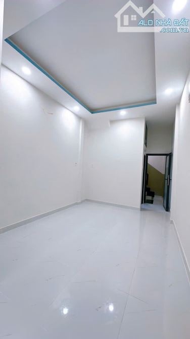 Sát mặt tiền Hoàng Diệu Q4  Diện tích sử dụng 70m2 HƠN 4 TỶ - 6