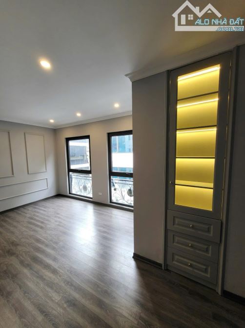 BÁN TOÀ VĂN PHÒNG NGUYÊN HỒNG 90m2 - 8T THANG MÁY - MT 17m - 54.5 TỶ -  LÔ GÓC - DÒNG TIỀN - 6