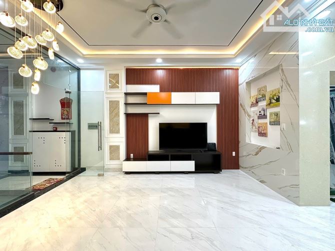 Siêu phẩm 8 tầng ngay hẻm VIP 666 đường 3/2. Hầm. Sân thương. Thang máy. 8PN rộng. Giá TL - 7