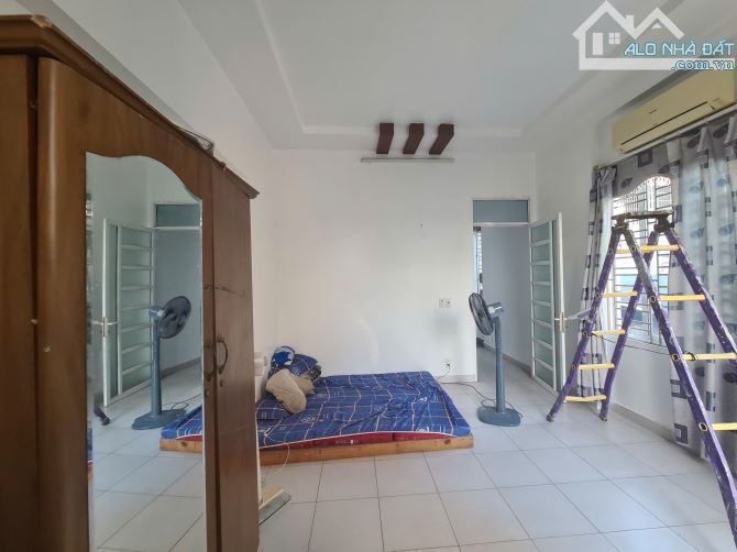 NHÀ 4 TẦNG XÂY ĐỘC LẬP CHẮC CHẮN CÓ SÂN CỔNG, CÓ KHE THOÁNG MÁT ĐƯỜNG CHỢ HÀNG - 7