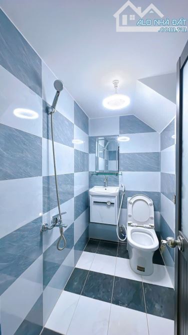 Sát mặt tiền Hoàng Diệu Q4  Diện tích sử dụng 70m2 HƠN 4 TỶ - 7