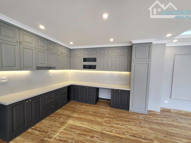 BÁN TOÀ VĂN PHÒNG NGUYÊN HỒNG 90m2 - 8T THANG MÁY - MT 17m - 54.5 TỶ -  LÔ GÓC - DÒNG TIỀN - 7
