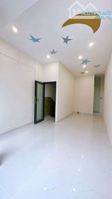 Sát mặt tiền Hoàng Diệu Q4  Diện tích sử dụng 70m2 HƠN 4 TỶ - 8