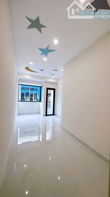 Sát mặt tiền Hoàng Diệu Q4  Diện tích sử dụng 70m2 HƠN 4 TỶ - 9