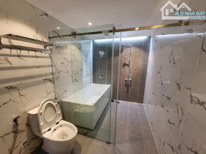 BÁN TOÀ VĂN PHÒNG NGUYÊN HỒNG 90m2 - 8T THANG MÁY - MT 17m - 54.5 TỶ -  LÔ GÓC - DÒNG TIỀN - 9