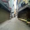 Bán nhà Trần Thái Tông, gần phố, ngõ thông, dân xây, ở ngay, 40m2, 8.x tỷ