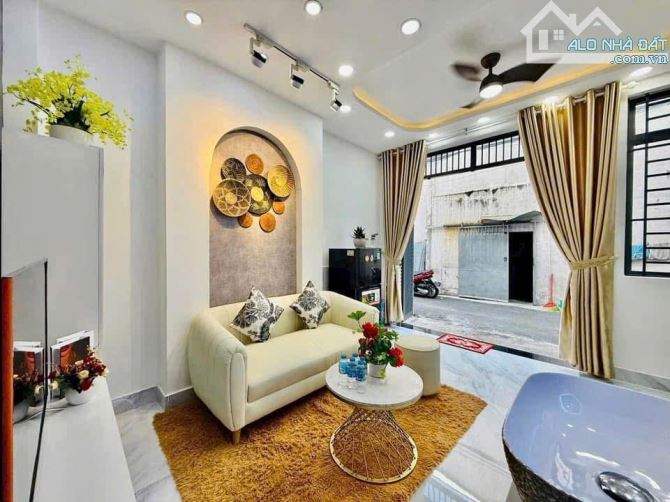 Nhà mới đẹp, 30m2, 3 tầng BTCT, mái đúc, tặng nội thất, hẻm xe hơi thông, giá nhỉnh 3.5tỷ