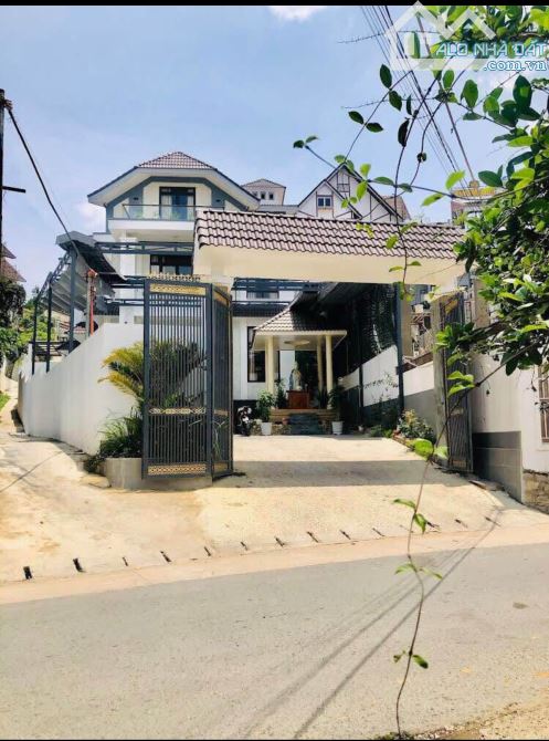 Bán nhà trung tâm ngay ngã 5 đại học giá 35tỷ mặt tiền nhựa
