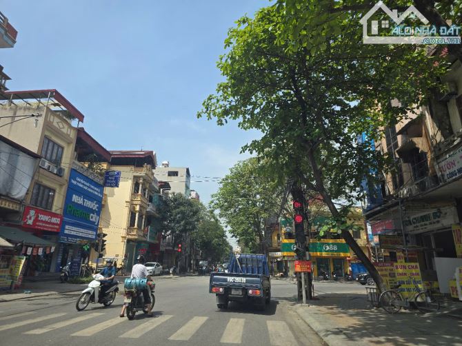 Bán nhà 2 tầng .đường Thiên Đức . dt 90m . mt 4,2m . hướng ĐB . giá 11 tỷ