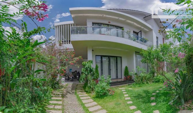 Bán nhà mặt tiền trung tâm phố giá 17tỷ có gara đậu oto