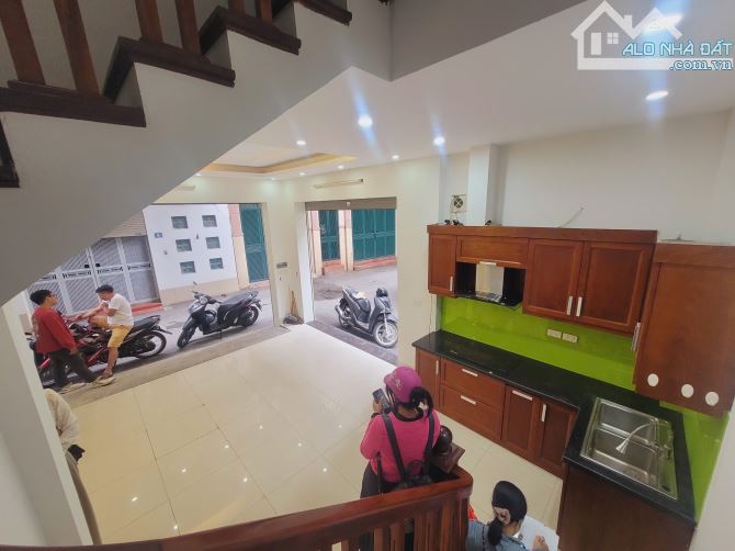 Nhà Vương Thừa Vũ – Lô góc 2 mặt thoáng, kinh doanh – Ô tô đỗ cửa – Giá 13.2 tỷ