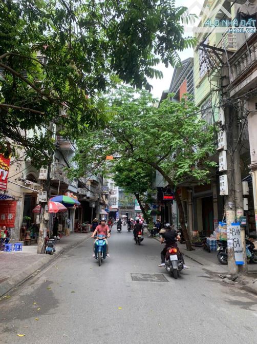 Bán nhà mặt đường Dư Hàng, gần chợ