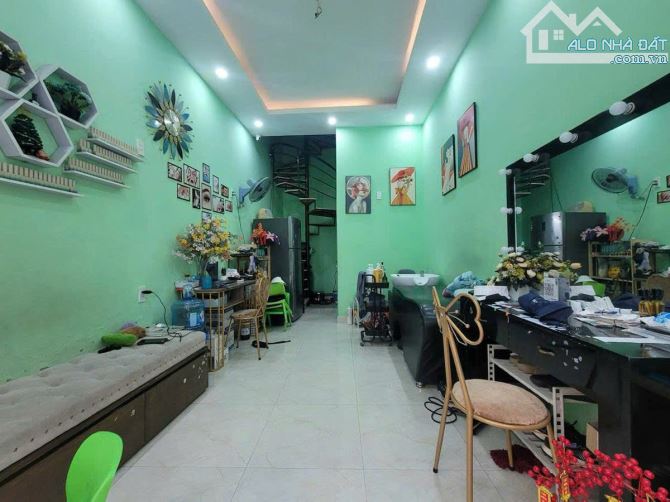 Nhà phố Yên Phúc HĐ 30mx 3T, ô tô đỗ cửa, kinh doanh nhộn nhịp giá 5 tỷ.
