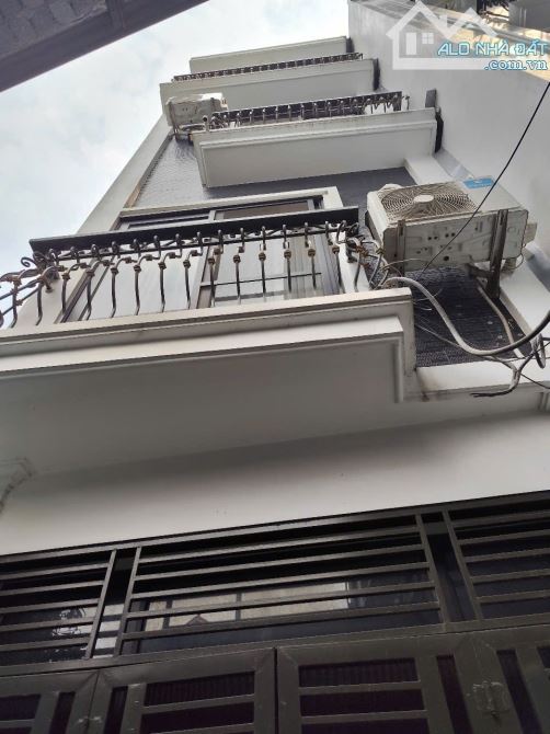 Chủ chuyển nhà lên phố nên nhờ em bán căn nhà 4 tầng tại thôn Kim Hàng, 31m2,  giá 4.6 tỷ