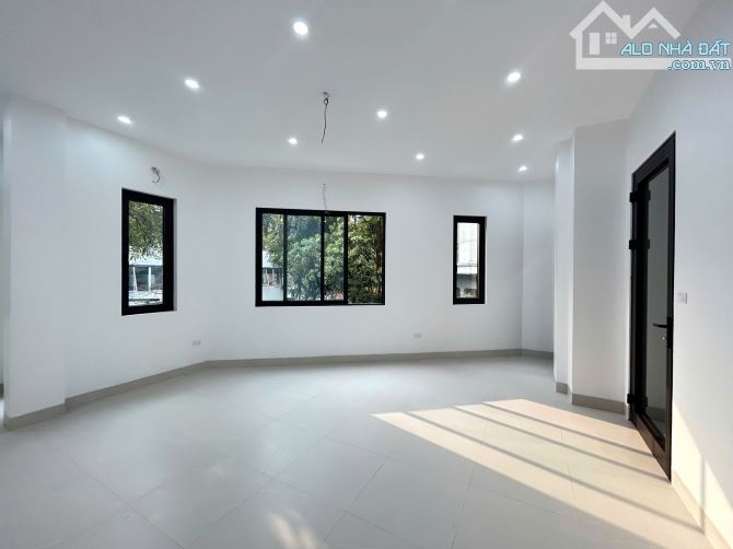 Cho thuê nhà 8T phố Phạm Hùng, Dt 120m2, mt 8m. Giá 80tr/th.