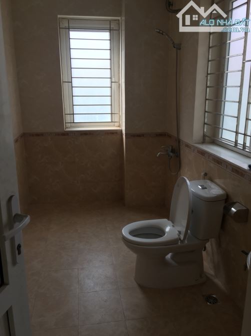 Cho thuê nhà Trần Thái Tông Cầu Giấy, DT 70m x 4T, mt 4,5m ngõ ô tô giá 20 triệu