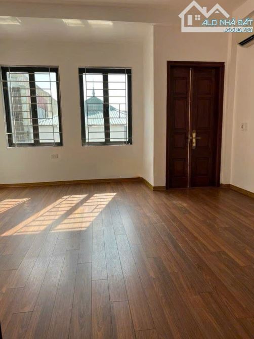 Cho thuê nhà ngõ Trung Kính, dt 75m2 x 4T, Mt 5m. Giá 23tr/th.