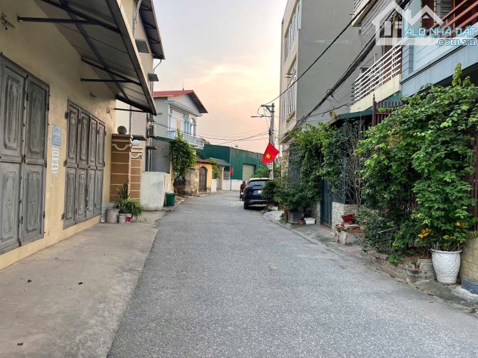 Bán đất Đông Dư, ô tô 7 chổ, diện tích 100m2, mặt tiền 5m, giá chỉ 8,2 tỷ.
