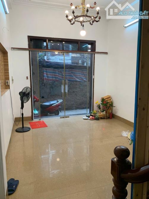 Cho thuê nhà ngõ Trung Kính, dt 55m2 x 5T, mặt tiền 4.5m. Giá 17tr/th.
