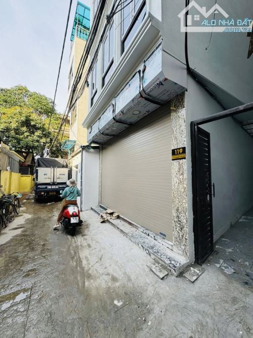 Bán nhà Định công Hạ, vị trí ô tô tránh, nhà mới, cực hiếm 39m2, giá 6,95 tỷ thang máy