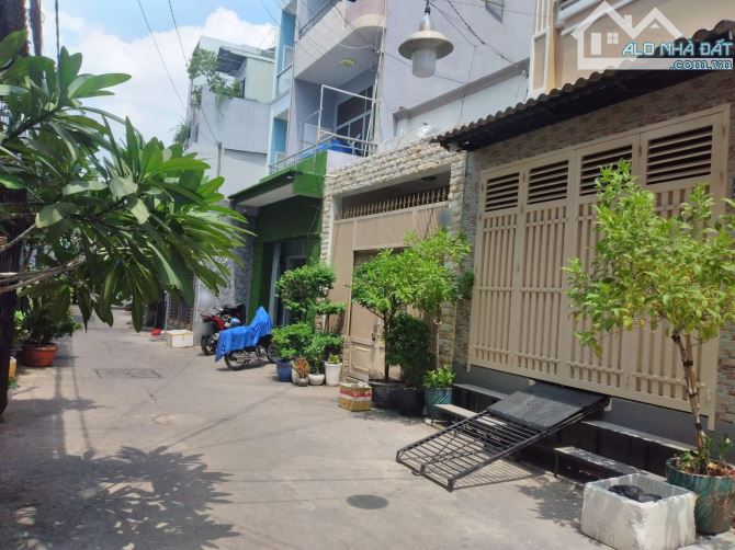 Bán nhà hẻm Âu Dương Lân Phường 3 Quận 8. Nhà nở hậu, hẻm xe tải thông thoáng, đang cho th