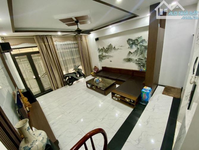 Bán nhà Nguyễn Chính, Tân Mai - 6 tầng thang máy, gần ô tô tránh, giá loanh quoanh 10 tỷ