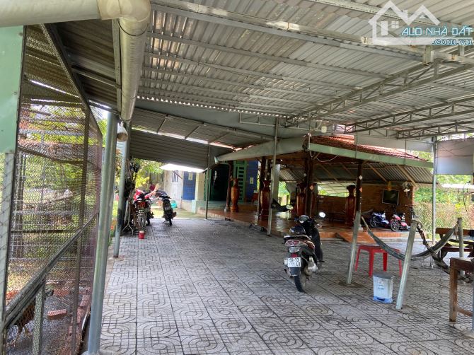 Cần bán đất + nhà cấp 4 mặt tiền nhựa xã Phú Mỹ Hưng Củ Chi 2900m2 300m thổ cư