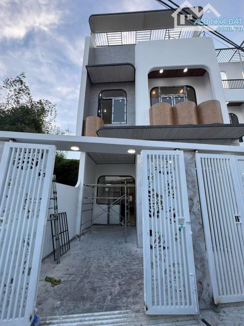 BÁN NHÀ 2 TẦNG MỚI XÂY FULL NỘI THẤT OTO ĐẬU TRONG NHÀ     Đ.TÔN ĐẢN ,CẨM LỆ