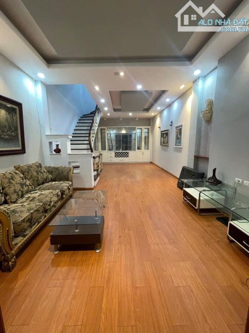 Cho thuê nhà ở Nguyễn Hoàng TÔN 5 TẦNG, FULL ĐỒ,oto đỗ cách nhà 5m