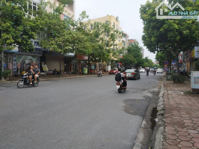 🍀🍀Cần Bán 80m² Trâu Quỳ - Đường Ô tô Tránh, Vỉa Hè - Trục Kinh Doanh.. Mặt tiền : 4.5m,