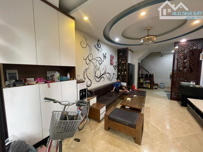 Định Công Thượng 45m 5 tầng mt 4m giá  10.6 tỷ Ô TÔ ĐỖ CỬA