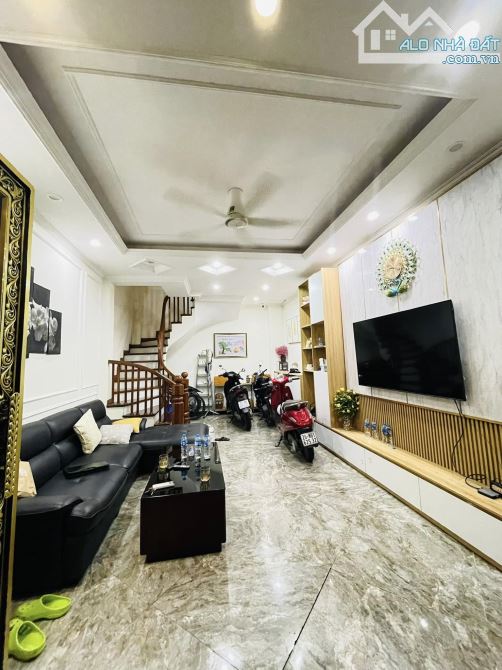 Bán nhà dân chắc chắn phố Cự Lộc, 33m2 6,48Tỷ, vài bước ra phố, ngõ rộng thoáng.