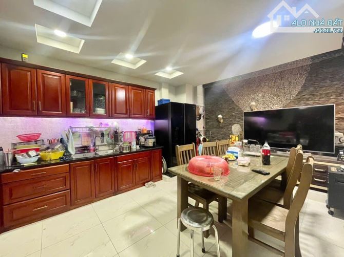Ở NGAY! Bán Nhà Đẹp 5 Tầng Xe Hơi Thông Trần Quang Diệu, 56m2, 10 Tỷ TL
