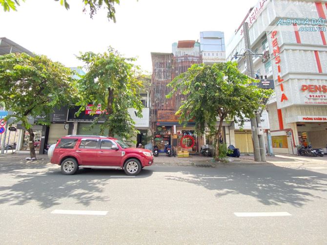 Chủ cần bán gấp nhà đường Hai Bà Trưng, ngay chợ Tân Định, ngang 5m, dài 21m, 5 tầng