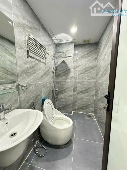 BÁN NHÀ PHỐ Thạch Bàn Long Biên nhỉnh 4 tỷ 35m,5 tầng,Ô tô, gần Cầu Vĩnh Tuy