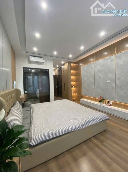 CẦN BÁN GẤP TRONG THÁNG - NGUYỄN THÁI BÌNH - 65M² - 1 TRỆT, 2 LẦU, 1 SÂN THƯỢNG