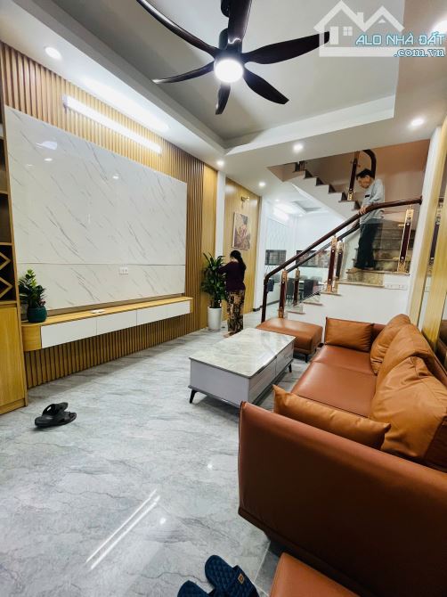 Cho thuê nhà Đại Từ Full đồ 4 tầng x 40m2, 4 ngủ, 12 Triệu Full đồ ở gia đình vào ngay